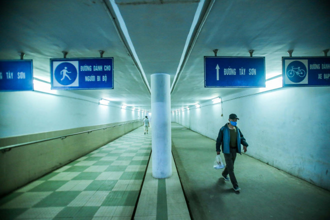 Công viên đóng cửa, người dân xuống hầm đi bộ tập thể dục - 12