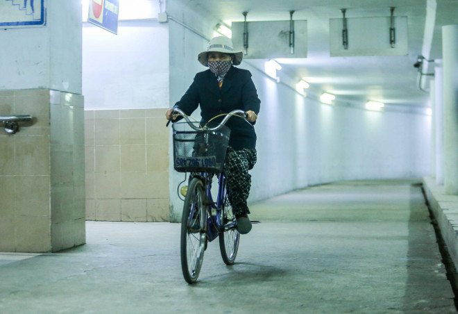 Công viên đóng cửa, người dân xuống hầm đi bộ tập thể dục - 14