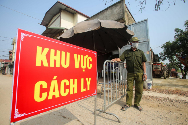 CLIP: Cận cảnh lập 10 chốt, phun khử khuẩn nơi bệnh nhân Covid-19 số 266 sinh sống - 2
