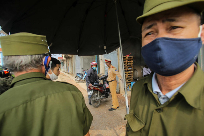 CLIP: Cận cảnh lập 10 chốt, phun khử khuẩn nơi bệnh nhân Covid-19 số 266 sinh sống - 4