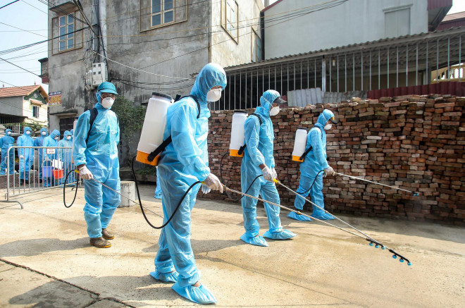 CLIP: Cận cảnh lập 10 chốt, phun khử khuẩn nơi bệnh nhân Covid-19 số 266 sinh sống - 7