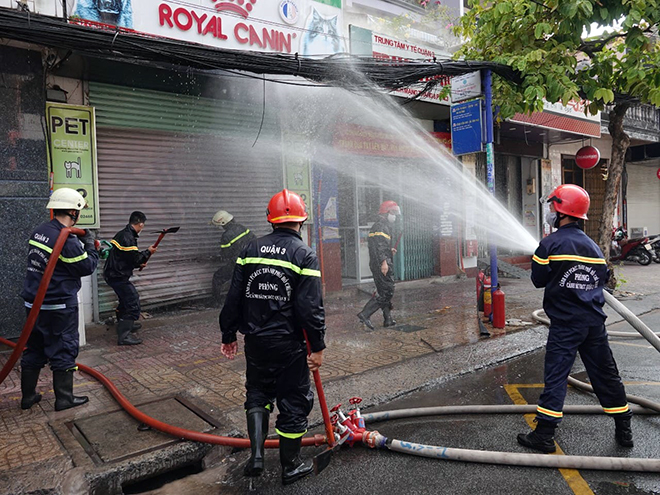 Khói lửa bao trùm cửa hàng ở trung tâm Sài Gòn - 4