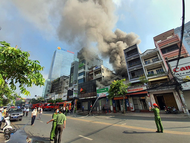 Khói lửa bao trùm cửa hàng ở trung tâm Sài Gòn - 3