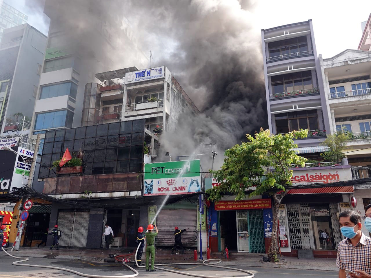 Khói lửa bao trùm cửa hàng ở trung tâm Sài Gòn - 2