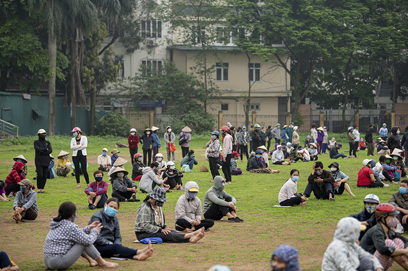 “ATM” gạo mở trở lại, nghìn người xếp hàng dài trong sân vận động - 4