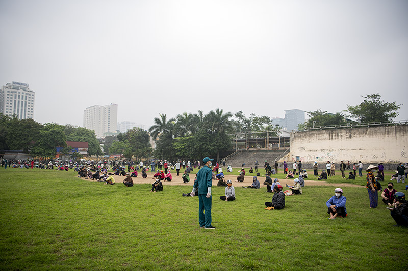“ATM” gạo mở trở lại, nghìn người xếp hàng dài trong sân vận động - 3