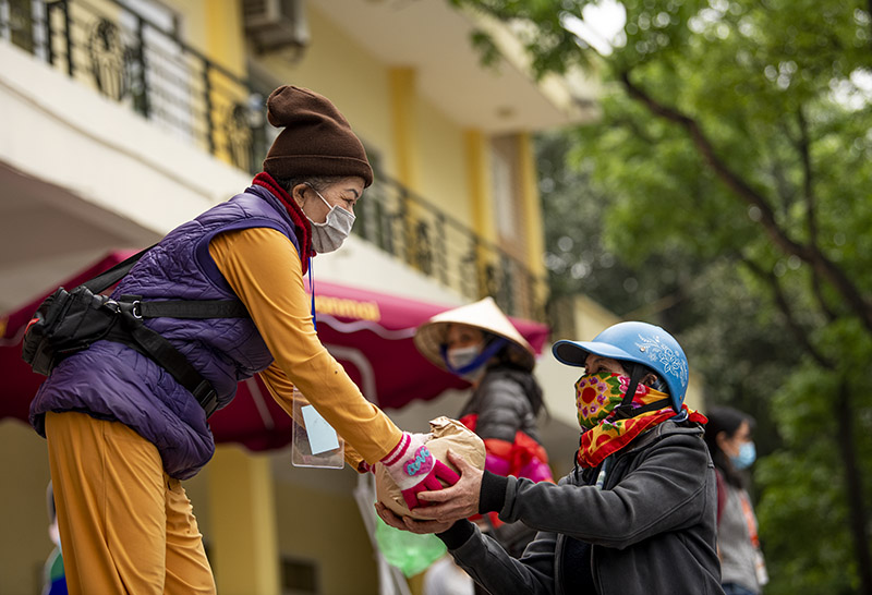 “ATM” gạo mở trở lại, nghìn người xếp hàng dài trong sân vận động - 11