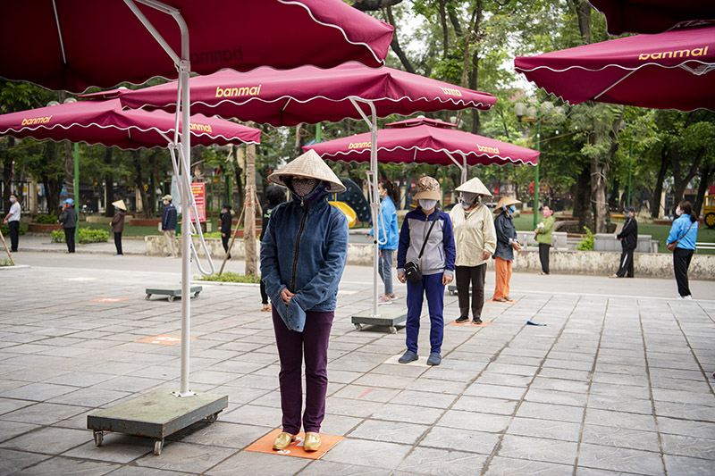 “ATM” gạo mở trở lại, nghìn người xếp hàng dài trong sân vận động - 9