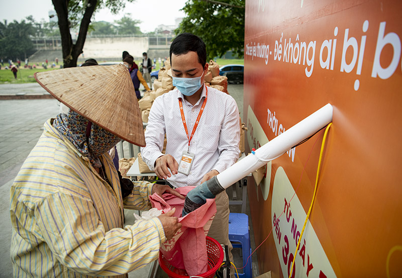 “ATM” gạo mở trở lại, nghìn người xếp hàng dài trong sân vận động - 10