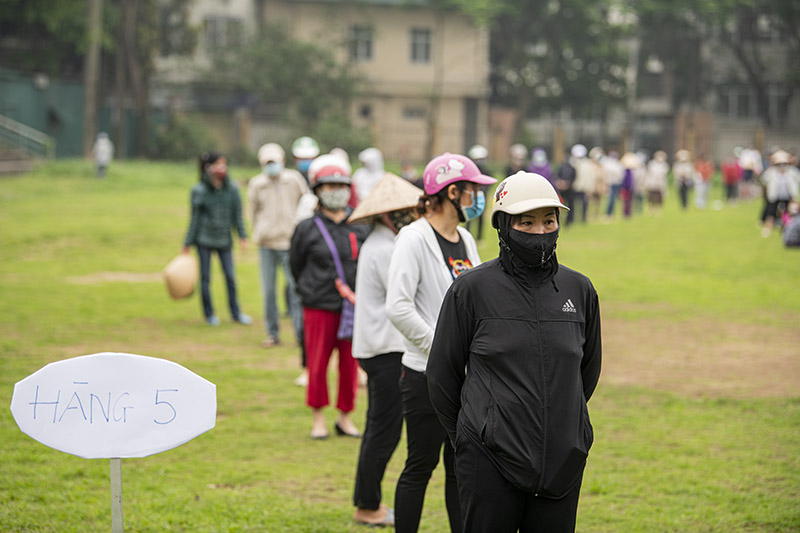 “ATM” gạo mở trở lại, nghìn người xếp hàng dài trong sân vận động - 6