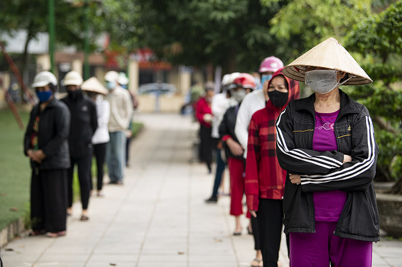 “ATM” gạo mở trở lại, nghìn người xếp hàng dài trong sân vận động - 8