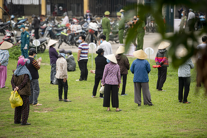 “ATM” gạo mở trở lại, nghìn người xếp hàng dài trong sân vận động - 17