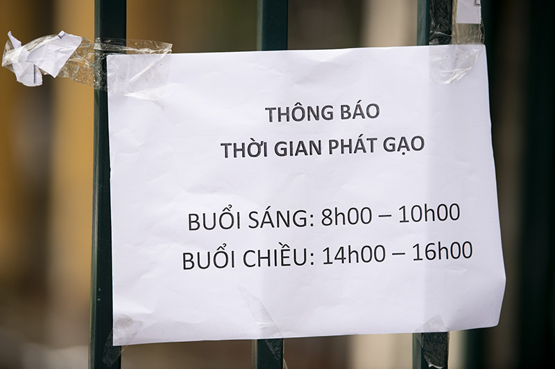 “ATM” gạo mở trở lại, nghìn người xếp hàng dài trong sân vận động - 15