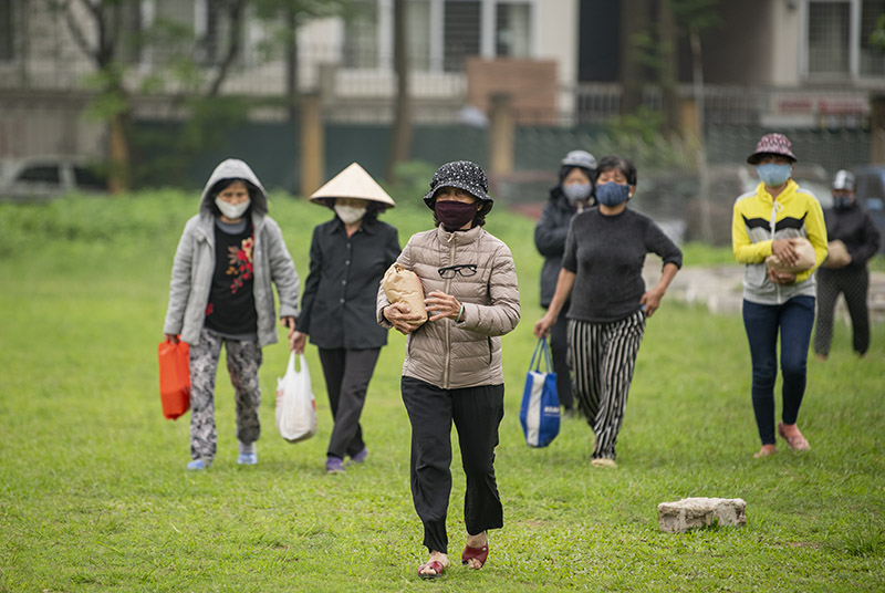 “ATM” gạo mở trở lại, nghìn người xếp hàng dài trong sân vận động - 12