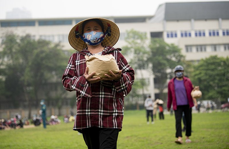 “ATM” gạo mở trở lại, nghìn người xếp hàng dài trong sân vận động - 13