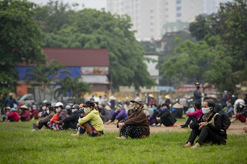 “ATM” gạo mở trở lại, nghìn người xếp hàng dài trong sân vận động - 16