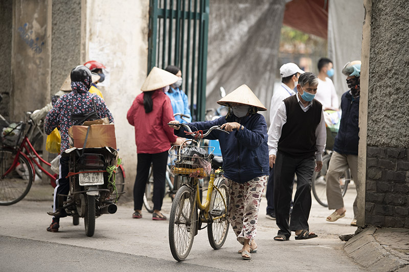 “ATM” gạo mở trở lại, nghìn người xếp hàng dài trong sân vận động - 21