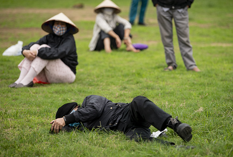 “ATM” gạo mở trở lại, nghìn người xếp hàng dài trong sân vận động - 20