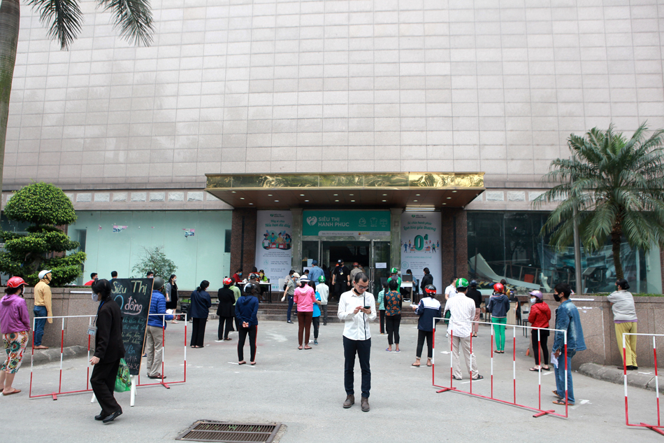 Phút hạnh phúc rơi nước mắt ở siêu thị giá 0 đồng trong mùa dịch Covid-19 - 2