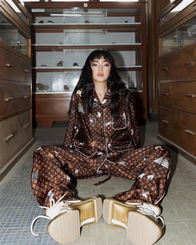 Fashionista Khánh Linh mua đồ ngủ Louis Vuitton 70 triệu để diện khi cách ly