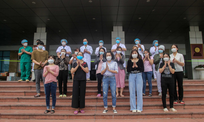 Bệnh nhân Covid-19: Các y, bác sĩ bón từng thìa sữa khi tôi thở máy - 2