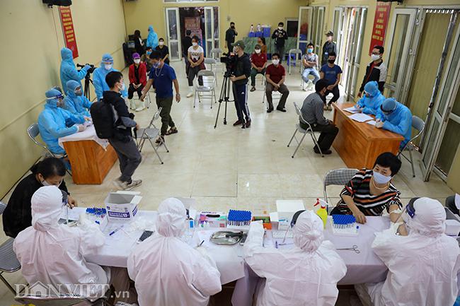 Tiểu thương chợ Long Biên hồi hộp khi xét nghiệm nhanh Covid-19 - 6