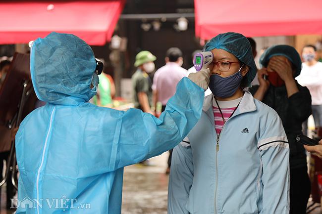 Tiểu thương chợ Long Biên hồi hộp khi xét nghiệm nhanh Covid-19 - 4