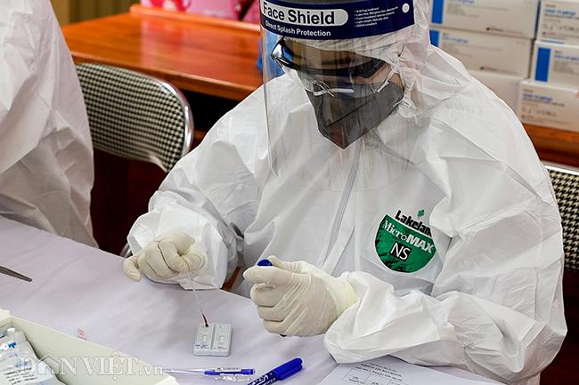 Tiểu thương chợ Long Biên hồi hộp khi xét nghiệm nhanh Covid-19 - 8