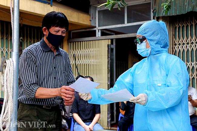 Tiểu thương chợ Long Biên hồi hộp khi xét nghiệm nhanh Covid-19 - 9