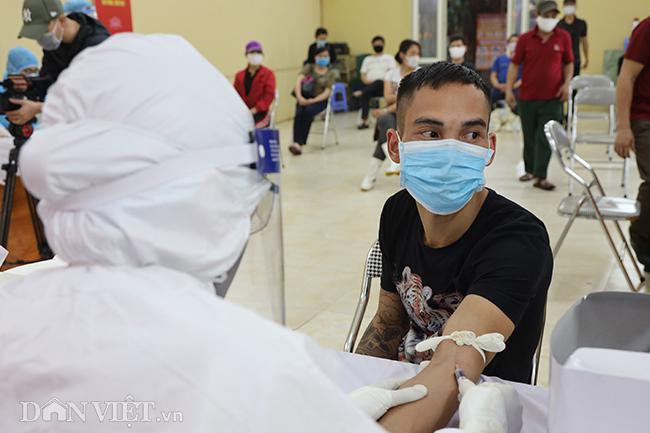 Tiểu thương chợ Long Biên hồi hộp khi xét nghiệm nhanh Covid-19 - 7