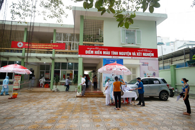 Cận cảnh xét nghiệm nhanh hàng trăm người ở chợ Ngã Tư Sở - 2