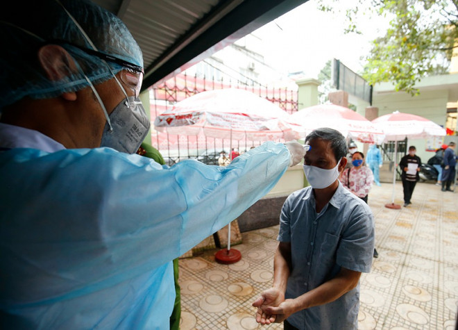 Cận cảnh xét nghiệm nhanh hàng trăm người ở chợ Ngã Tư Sở - 3