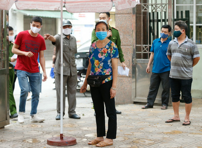 Cận cảnh xét nghiệm nhanh hàng trăm người ở chợ Ngã Tư Sở - 4