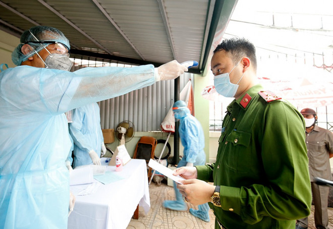 Cận cảnh xét nghiệm nhanh hàng trăm người ở chợ Ngã Tư Sở - 5