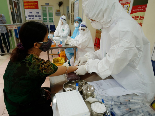 Cận cảnh xét nghiệm nhanh hàng trăm người ở chợ Ngã Tư Sở - 6