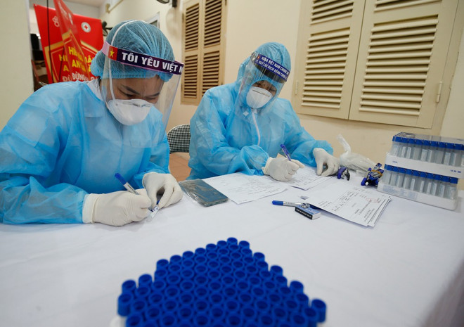 Cận cảnh xét nghiệm nhanh hàng trăm người ở chợ Ngã Tư Sở - 7
