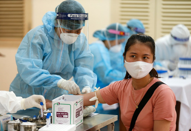 Cận cảnh xét nghiệm nhanh hàng trăm người ở chợ Ngã Tư Sở - 8