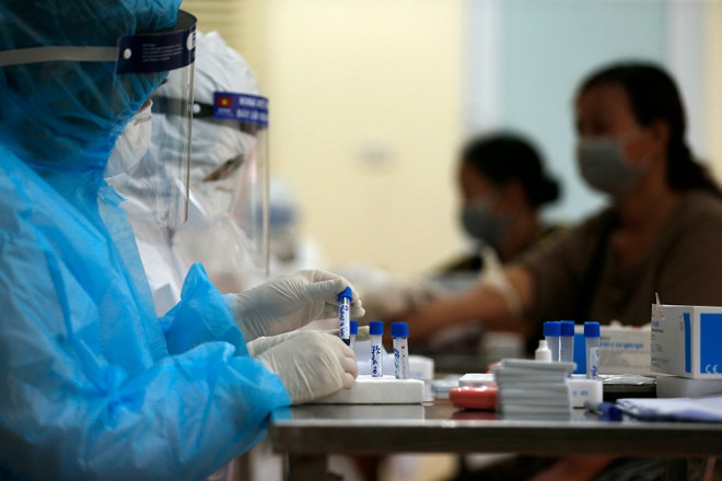 Cận cảnh xét nghiệm nhanh hàng trăm người ở chợ Ngã Tư Sở - 9