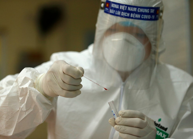 Cận cảnh xét nghiệm nhanh hàng trăm người ở chợ Ngã Tư Sở - 10