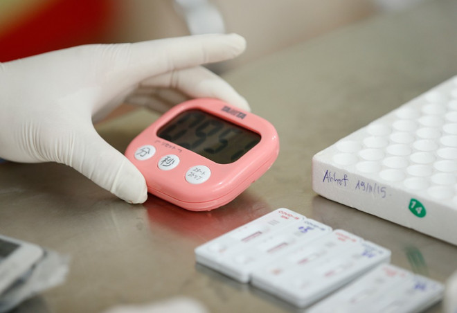 Cận cảnh xét nghiệm nhanh hàng trăm người ở chợ Ngã Tư Sở - 11