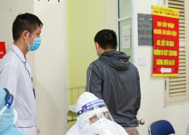 Cận cảnh xét nghiệm nhanh hàng trăm người ở chợ Ngã Tư Sở - 12