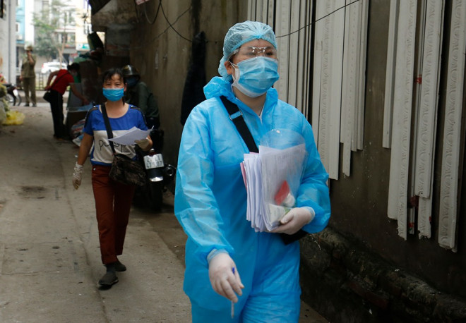 Cận cảnh xét nghiệm nhanh hàng trăm người ở chợ Ngã Tư Sở - 13