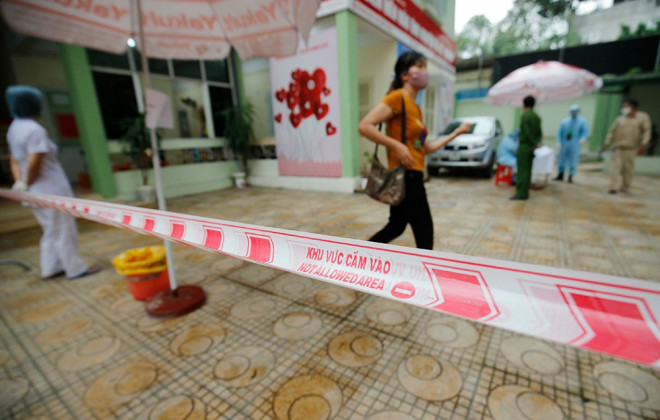 Cận cảnh xét nghiệm nhanh hàng trăm người ở chợ Ngã Tư Sở - 15