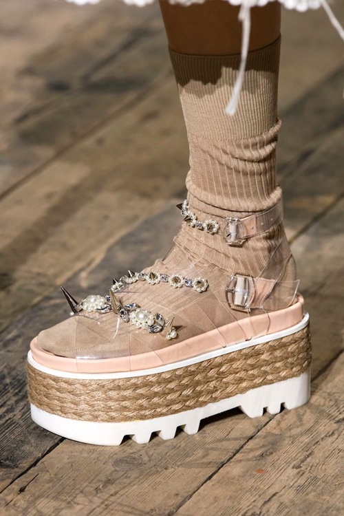 Xu hướng sandal 2020: sandal quai đôi, đế xuồng sẽ &#34;hot&#34; nhất hè năm nay? - 1