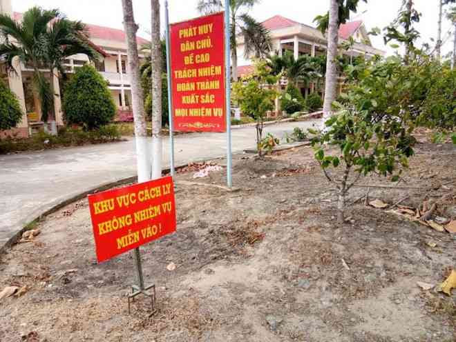 Tạm đình chỉ 2 cán bộ bị tố "vận động" tiền trong khu cách ly - 2