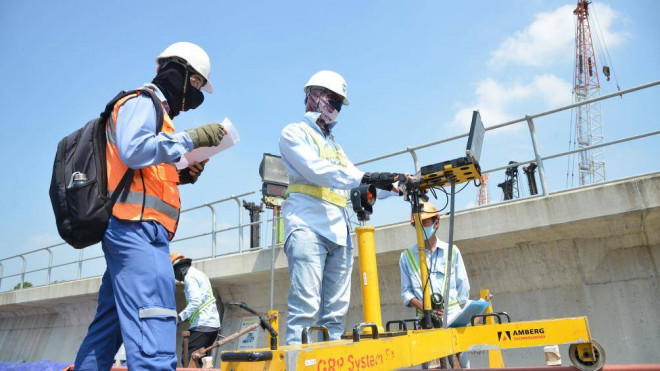 Cận cảnh công nhân tuyến metro số 1 TPHCM "đua tốc độ" dưới nắng bỏng rát - 4