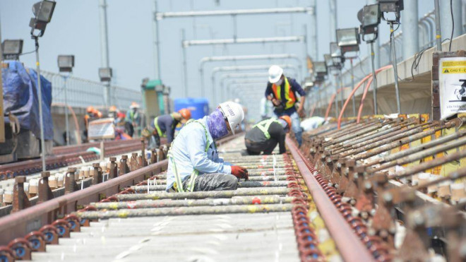 Cận cảnh công nhân tuyến metro số 1 TPHCM "đua tốc độ" dưới nắng bỏng rát - 2