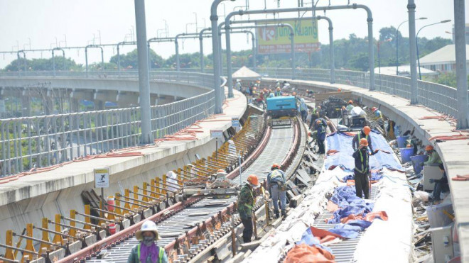 Cận cảnh công nhân tuyến metro số 1 TPHCM "đua tốc độ" dưới nắng bỏng rát - 3