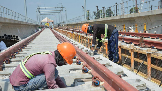 Cận cảnh công nhân tuyến metro số 1 TPHCM "đua tốc độ" dưới nắng bỏng rát - 6