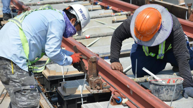 Cận cảnh công nhân tuyến metro số 1 TPHCM "đua tốc độ" dưới nắng bỏng rát - 5